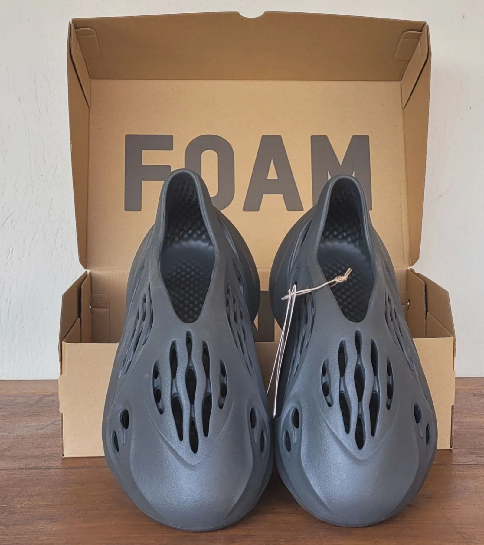 Adidas Tênis Yeezy Foam Runner Carbono Tamanho 44,5/US 10 - Ref IG5349 - Novo & Caixa Original – photo 3